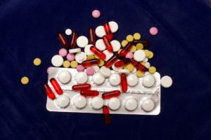 pills-2333023_1920 Por que só a medicação pode não funcionar no tratamento de sintomas psicológicos?