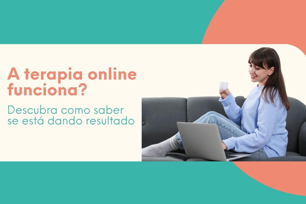 Mulher relaxada usando notebook no sofá representando resultados positivos da terapia online