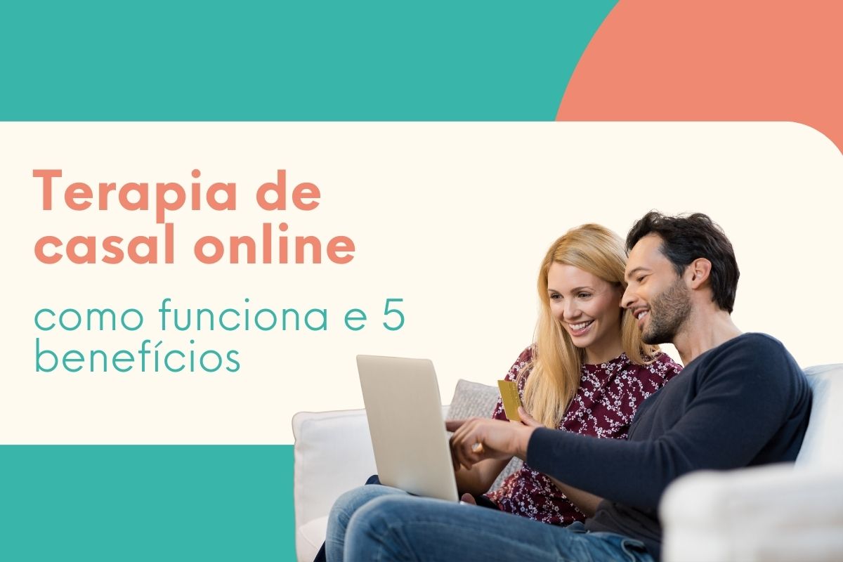 terapia de casal online Casal sentado no sofá usando notebook em sessão de terapia de casal online, representando diálogo e fortalecimento do relacionamento