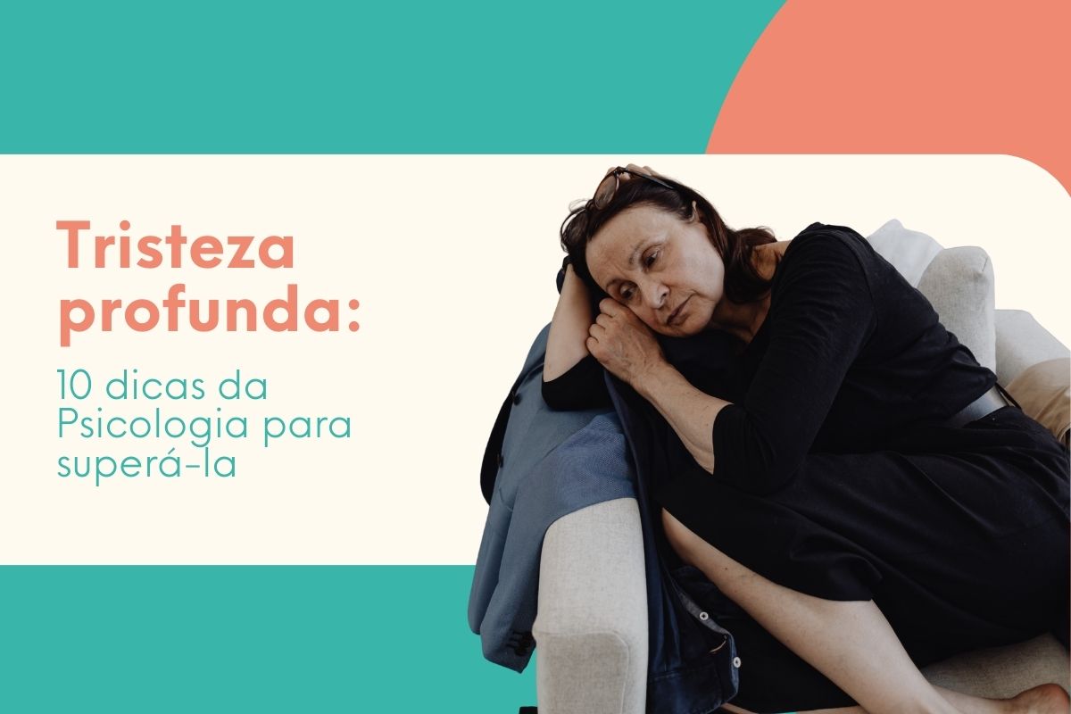 tristeza profunda Mulher sentada no sofá com expressão de tristeza profunda, representando sofrimento emocional