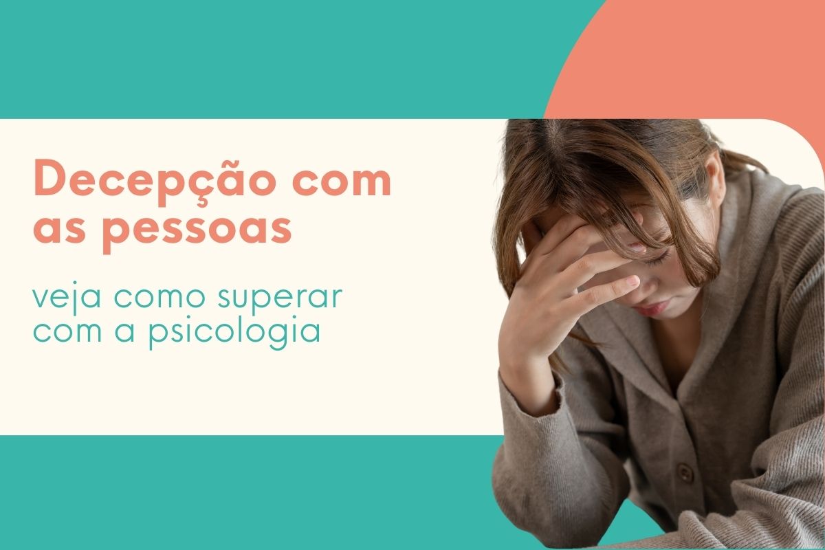 A imagem retrata uma mulher sentada, com a cabeça levemente inclinada para frente e a mão cobrindo parte do rosto, demonstrando tristeza, frustração e abatimento emocional. A postura corporal fechada e o olhar voltado para baixo comunicam decepção, desilusão e desgaste emocional. O fundo em tons suaves de verde e coral cria um ambiente visual acolhedor, contrastando com o sofrimento interno da personagem. A composição é ideal para conteúdos sobre decepção nos relacionamentos, expectativas frustradas,