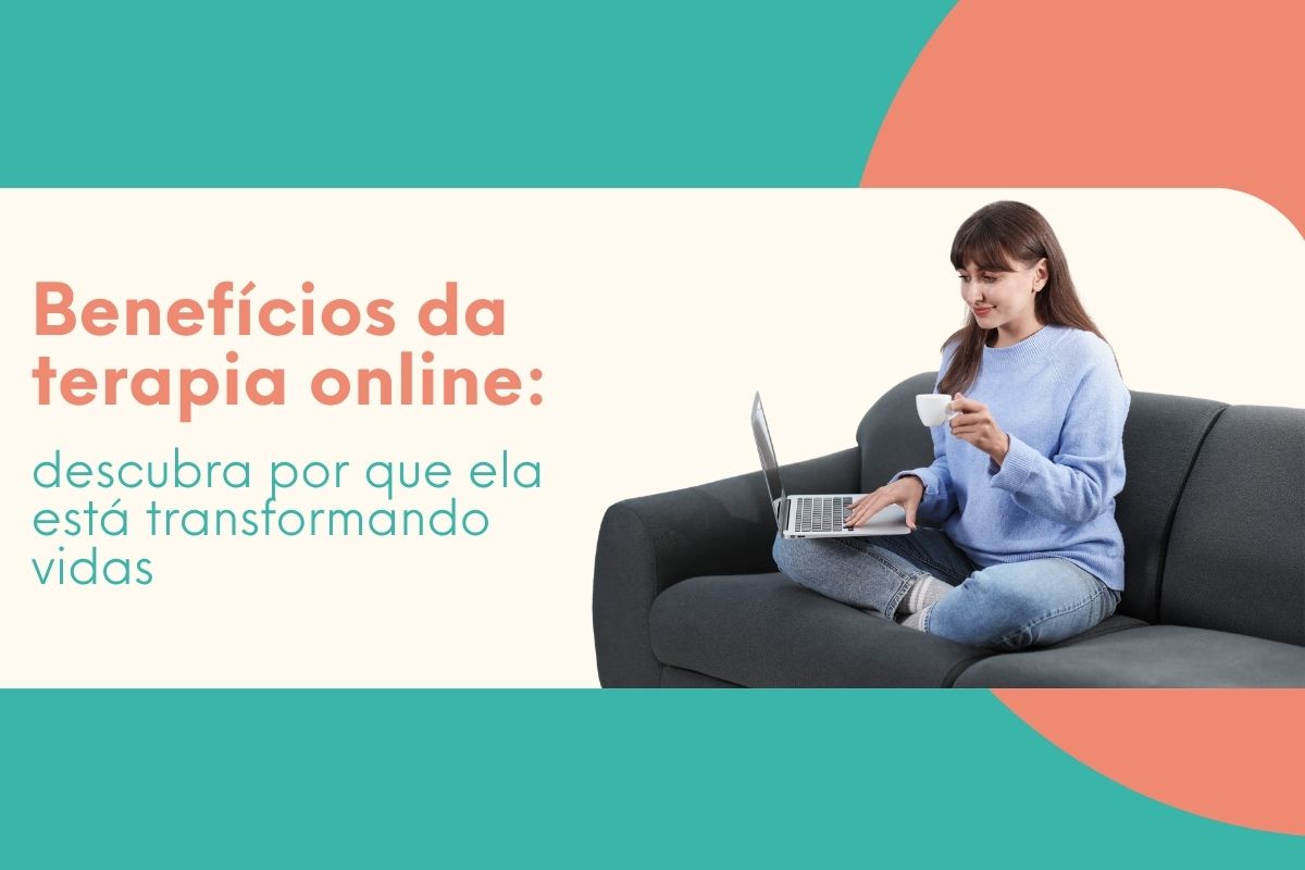 Mulher sentada no sofá usando notebook e tomando café representando os benefícios da terapia online em casa