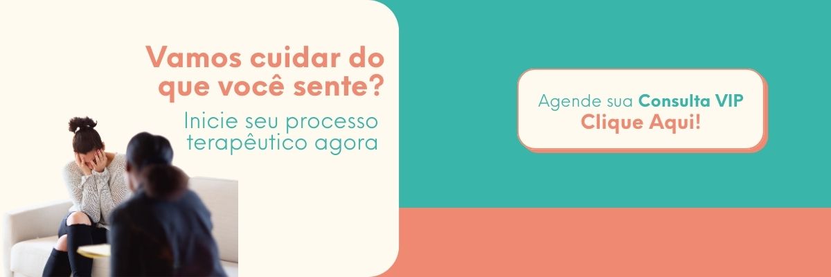 whatsapp Pessoa em sessão de psicoterapia, sentada no sofá com expressão de sofrimento emocional, acompanhada por profissional de saúde mental em atendimento terapêutico.