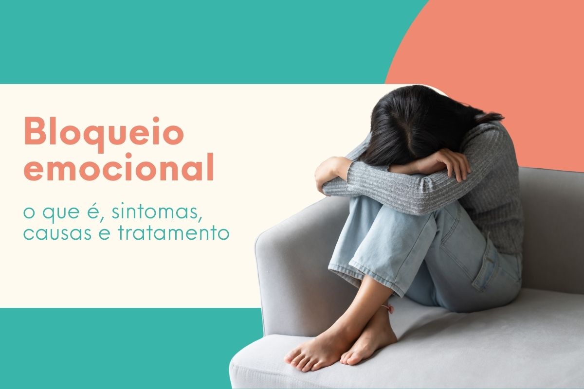 Mulher sentada no sofá com a cabeça apoiada nos braços, representando bloqueio emocional e sofrimento psicológico