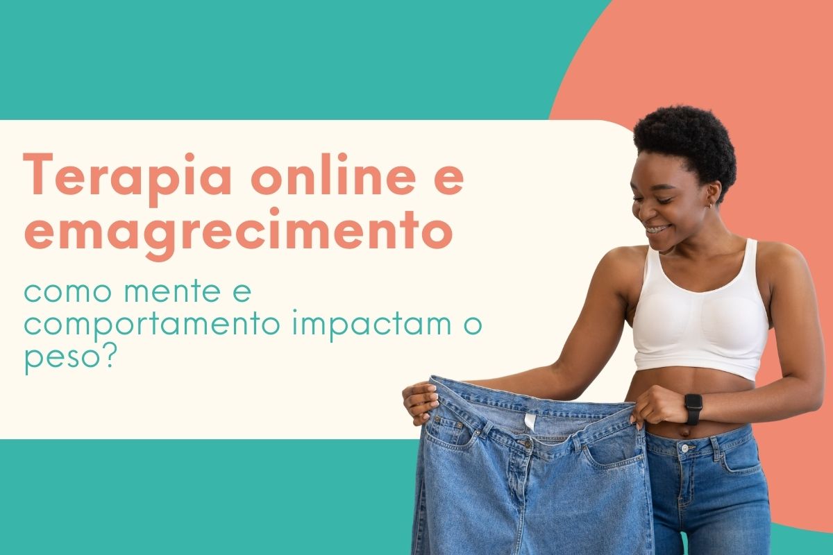 Mulher sorrindo e segurando uma calça jeans larga após emagrecimento, representando terapia online, mudança de comportamento e relação entre mente e peso.