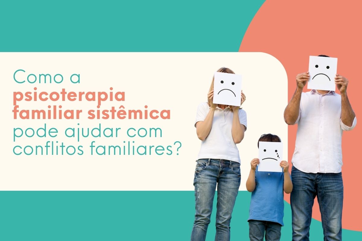Família com adultos e criança segurando placas com rostos tristes em banner sobre psicoterapia familiar sistêmica e conflitos familiares
