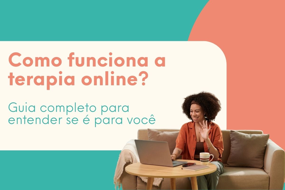 Mulher sorrindo durante sessão de terapia online pelo notebook, sentada no sofá de casa, representando atendimento psicológico online seguro e humanizado