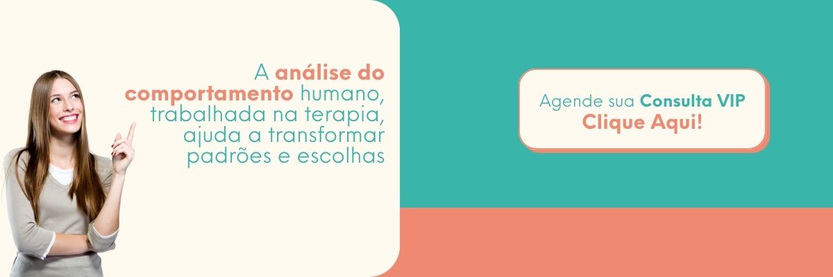 whatsapp Mulher sorrindo e apontando para cima, representando análise do comportamento humano e mudança de padrões na terapia