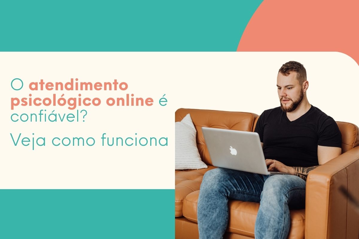 Homem utilizando notebook no sofá durante atendimento psicológico online em casa