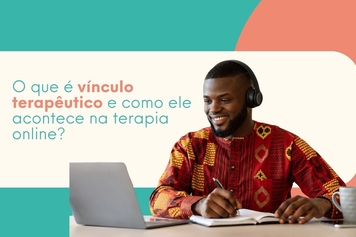 Homem sorrindo com fones de ouvido usando laptop em sessão de terapia online e escrevendo anotações