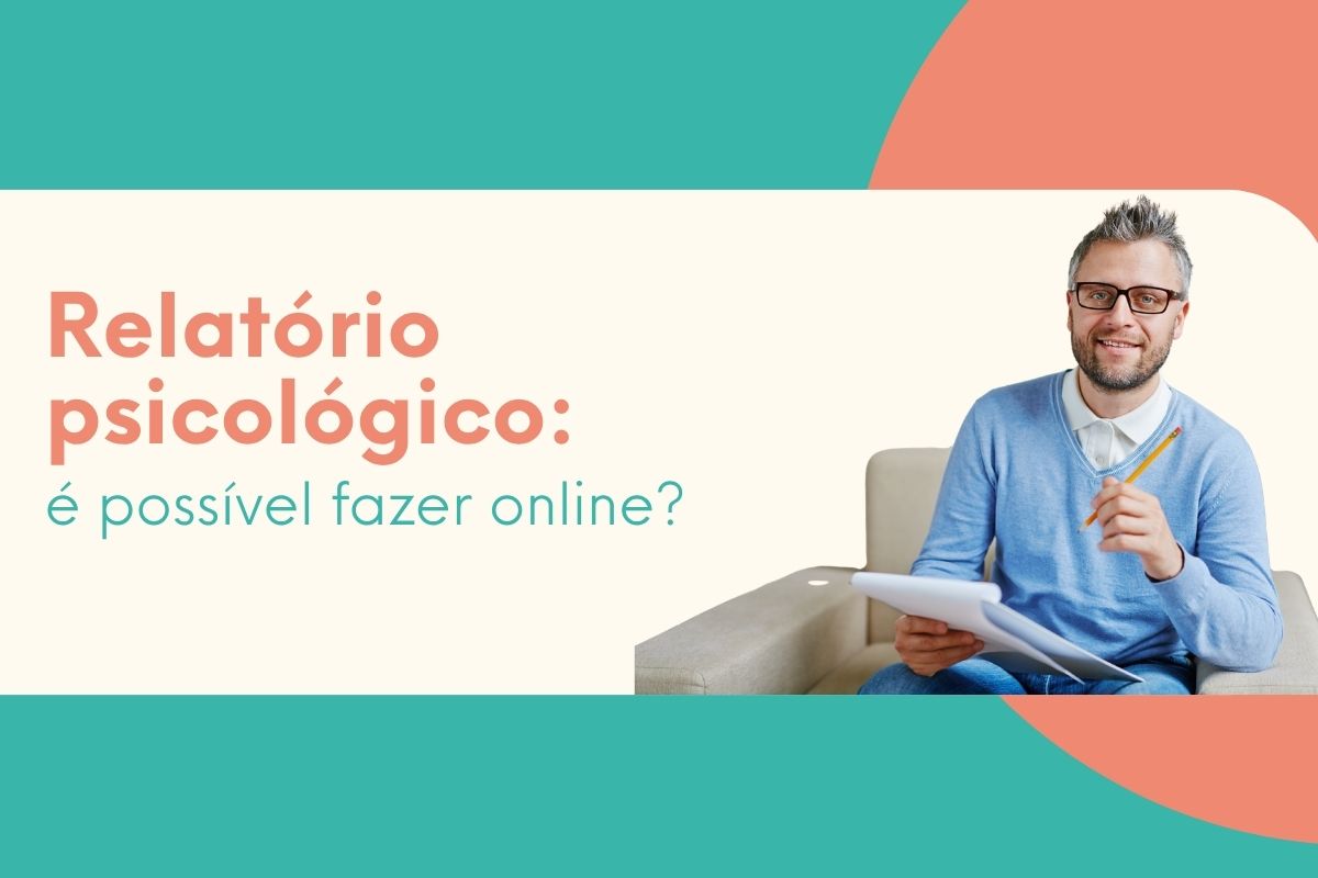 Psicólogo sorrindo segurando prancheta durante atendimento, ilustrando relatório psicológico online