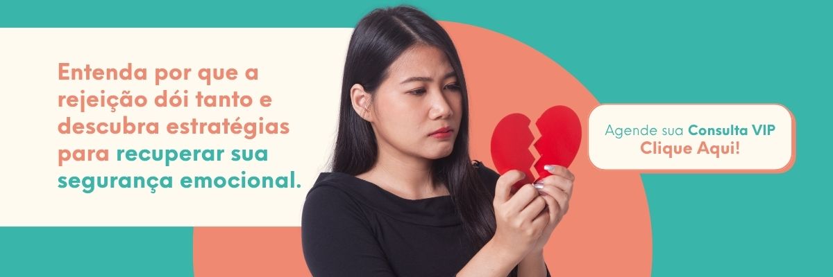 Mulher com expressão triste segurando um coração vermelho partido nas mãos, ilustrando a dor da rejeição.