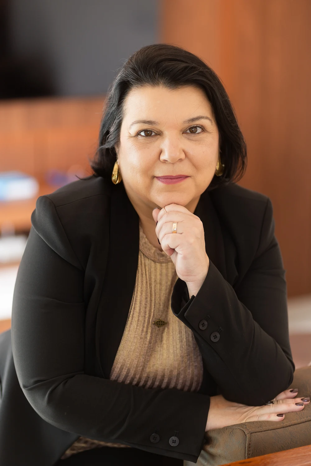 Retrato de Lisiane Duarte com a mão no queixo, em postura acolhedora
