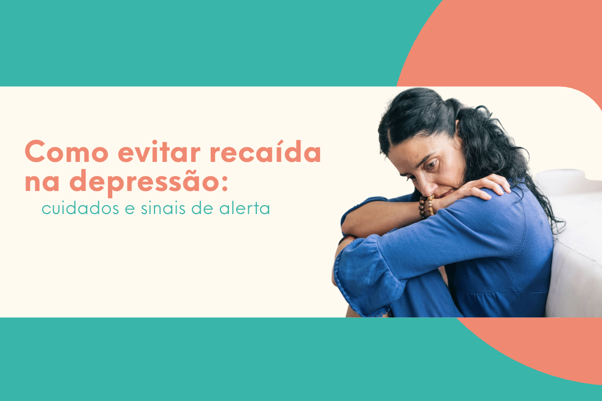 mulher sentada no chão da sua casa sentindo uma recaída na depressão e refletindo triste sobre a sua situação
