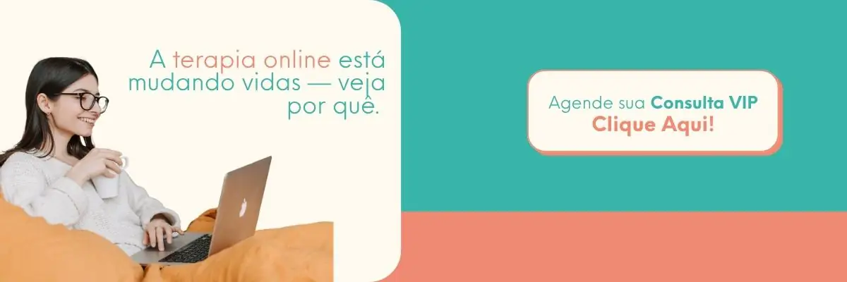 whatsapp Mulher sorrindo usando notebook em casa representando os benefícios da terapia online e atendimento psicológico digital