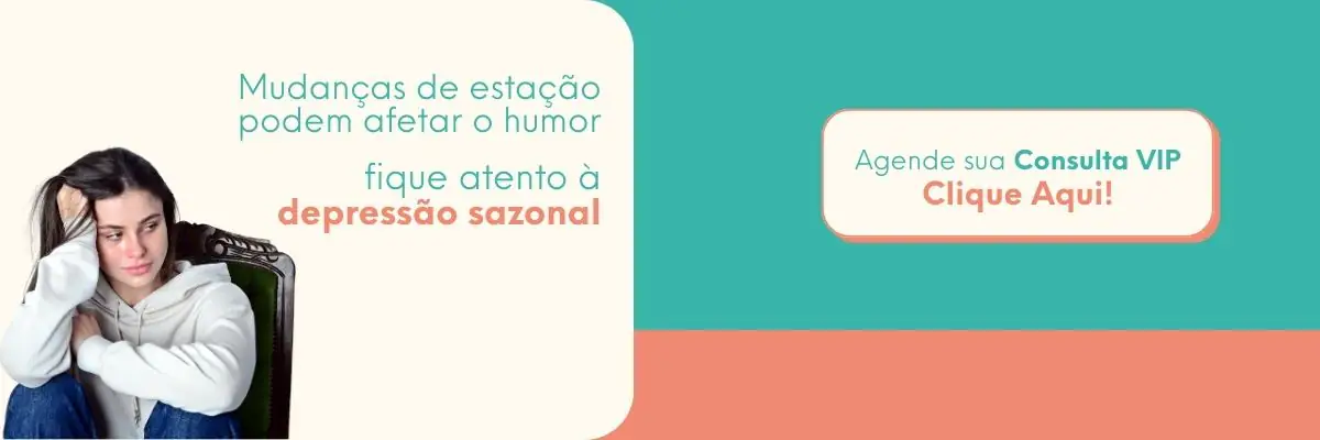 whatsapp Jovem sentada com expressão de tristeza e introspecção, representando sintomas de depressão sazonal causados por mudanças de estação.
