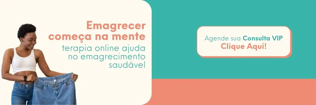 whatsapp Mulher sorrindo segurando uma calça larga após emagrecer, representando emagrecimento saudável com apoio psicológico e terapia online.