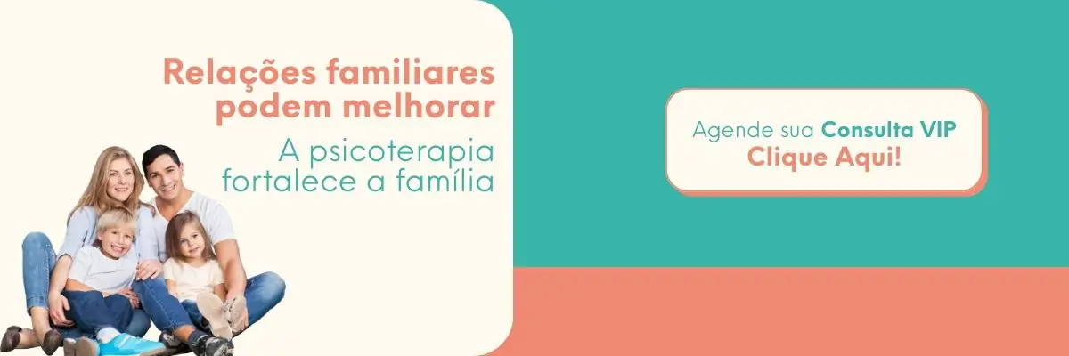 whatsapp Família sentada no sofá sorrindo e abraçada, representando psicoterapia familiar sistêmica e fortalecimento dos vínculos familiares.