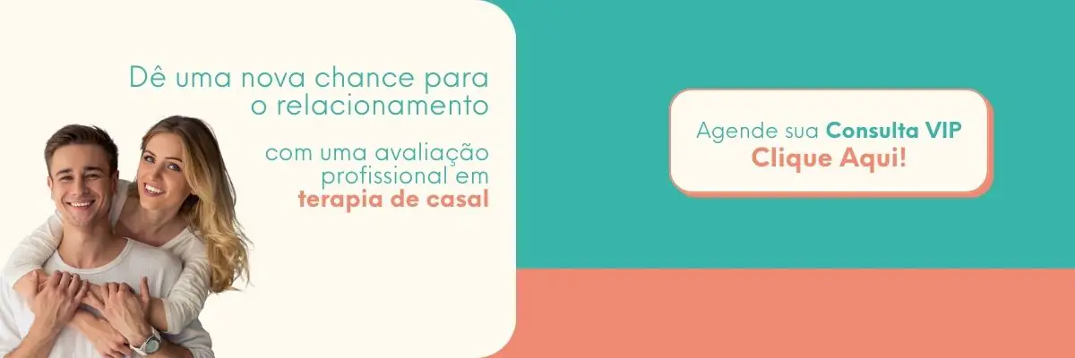 whatsapp Casal sorrindo e abraçado, representando reconexão emocional e terapia de casal com apoio profissional.