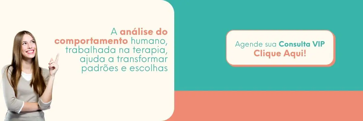 whatsapp Mulher sorrindo e apontando para cima, representando análise do comportamento humano e mudança de padrões na terapia