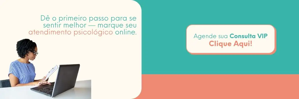 whatsapp Mulher utilizando notebook para agendar atendimento psicológico online com consulta VIP