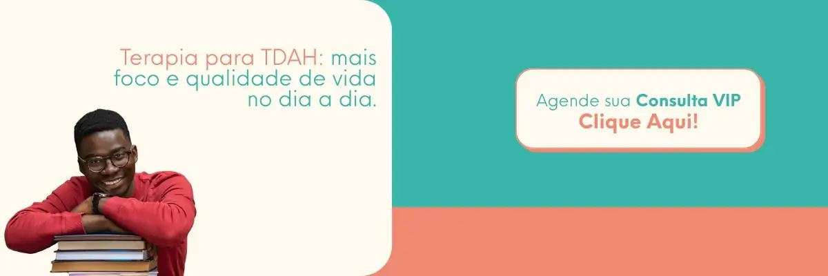 whatsapp Homem sorrindo apoiado em livros, representando benefícios da terapia para TDAH e melhora na qualidade de vida